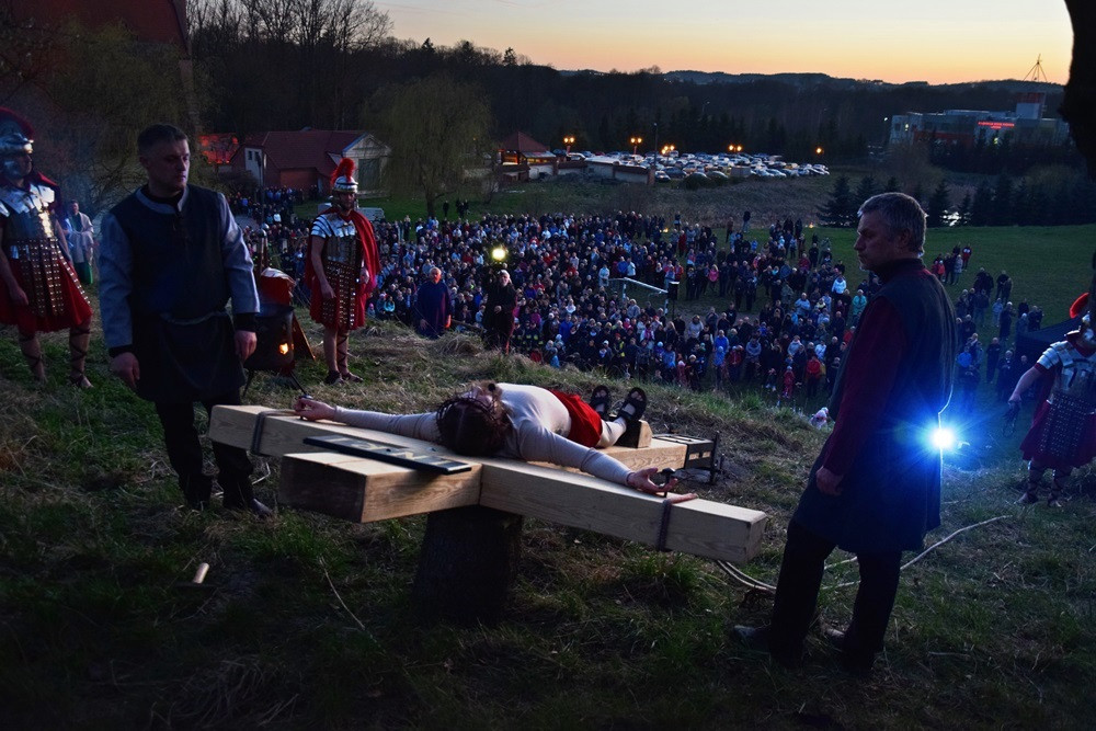 Żukowo. Misterium Męki Pańskiej. Inscenizację obejrzało kilkuset wiernych