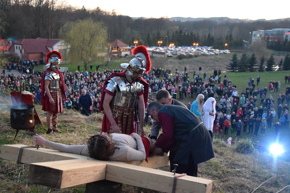 Żukowo. Misterium Męki Pańskiej. Inscenizację obejrzało kilkuset wiernych