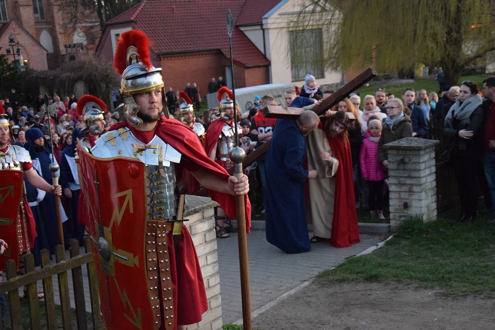 Żukowo. Misterium Męki Pańskiej. Inscenizację obejrzało kilkuset wiernych