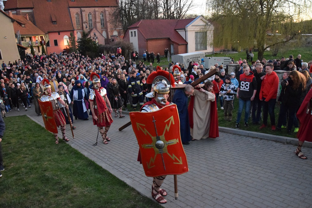 Żukowo. Misterium Męki Pańskiej. Inscenizację obejrzało kilkuset wiernych