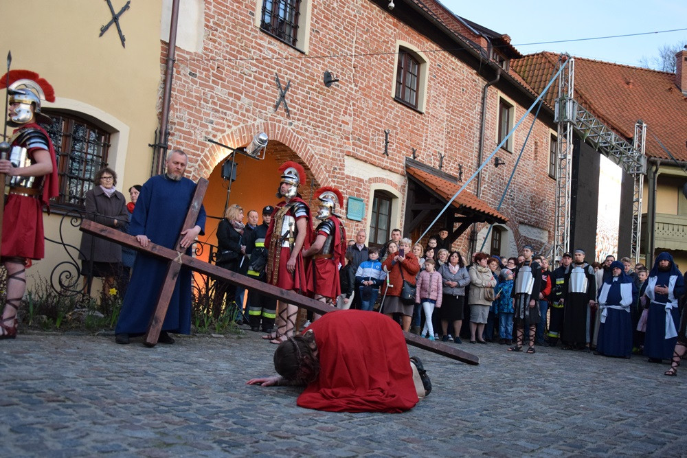 Żukowo. Misterium Męki Pańskiej. Inscenizację obejrzało kilkuset wiernych