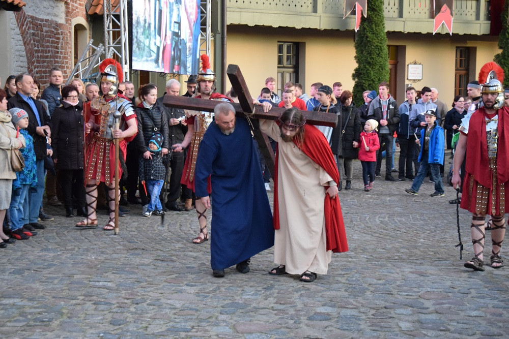Żukowo. Misterium Męki Pańskiej. Inscenizację obejrzało kilkuset wiernych