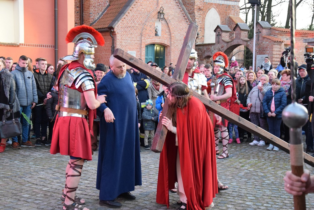 Żukowo. Misterium Męki Pańskiej. Inscenizację obejrzało kilkuset wiernych