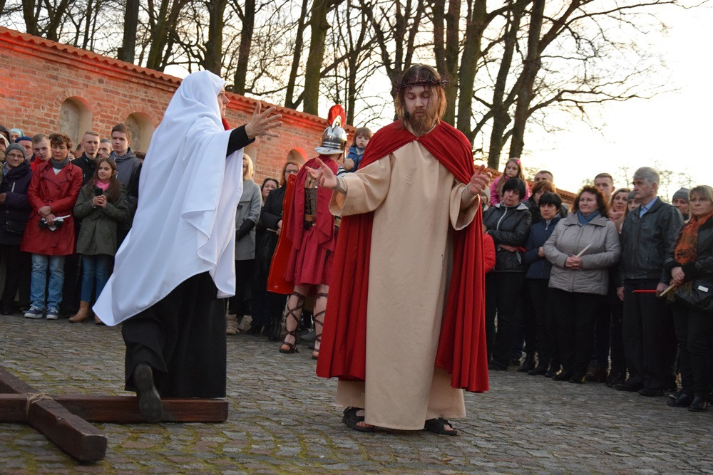 Żukowo. Misterium Męki Pańskiej. Inscenizację obejrzało kilkuset wiernych