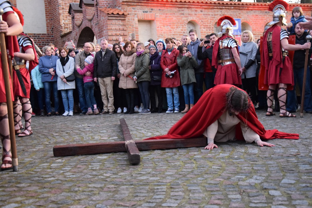 Żukowo. Misterium Męki Pańskiej. Inscenizację obejrzało kilkuset wiernych