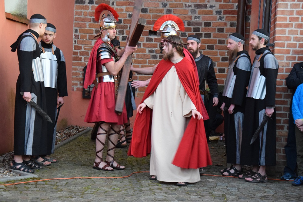 Żukowo. Misterium Męki Pańskiej. Inscenizację obejrzało kilkuset wiernych
