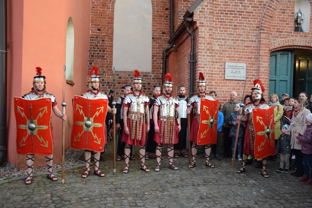 Żukowo. Misterium Męki Pańskiej. Inscenizację obejrzało kilkuset wiernych