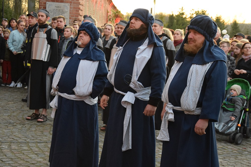Żukowo. Misterium Męki Pańskiej. Inscenizację obejrzało kilkuset wiernych