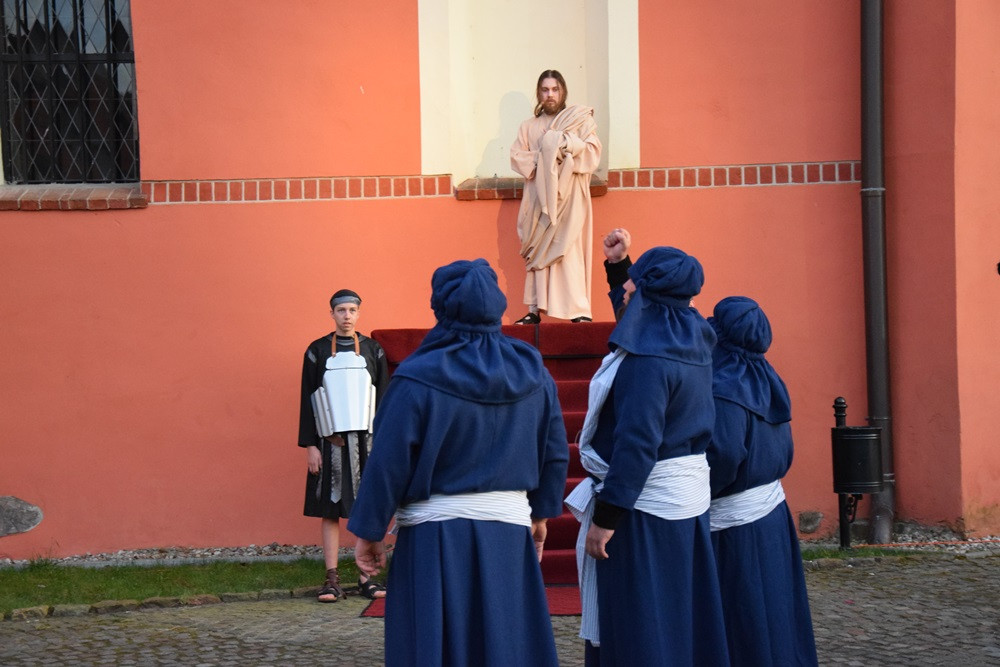 Żukowo. Misterium Męki Pańskiej. Inscenizację obejrzało kilkuset wiernych