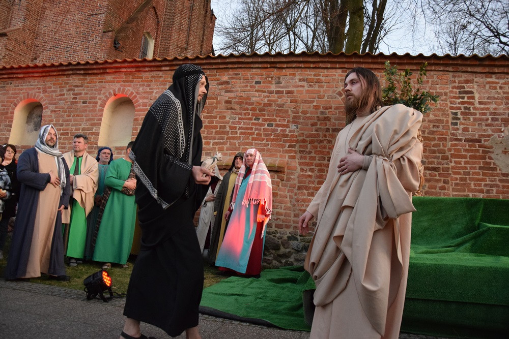 Żukowo. Misterium Męki Pańskiej. Inscenizację obejrzało kilkuset wiernych