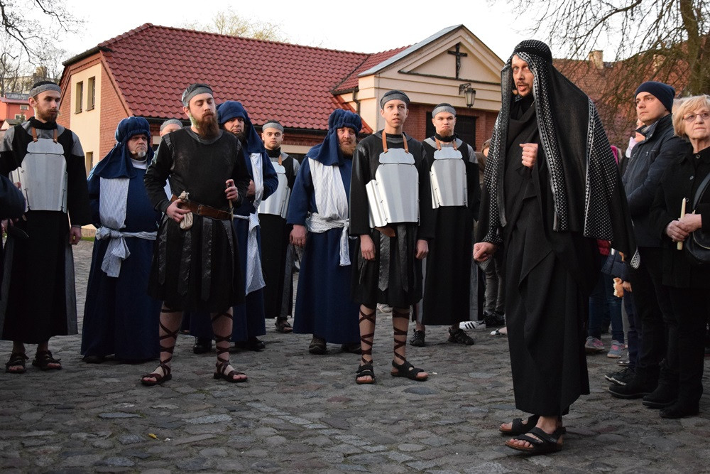 Żukowo. Misterium Męki Pańskiej. Inscenizację obejrzało kilkuset wiernych