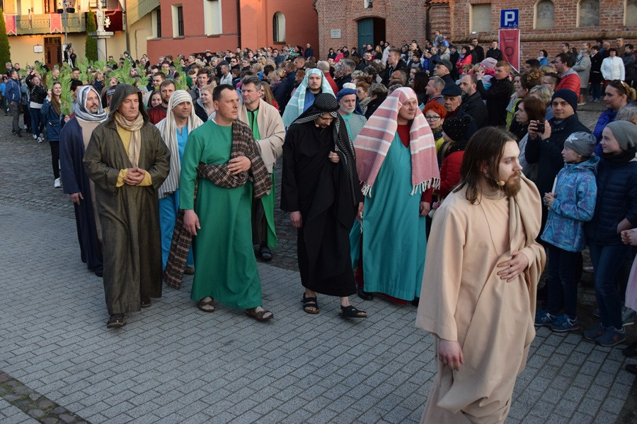 Żukowo. Misterium Męki Pańskiej. Inscenizację obejrzało kilkuset wiernych