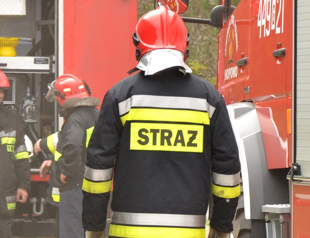 Tuchom. Pożar na terenie zakładu produkcyjnego. Jedna osoba trafiła do szpitala