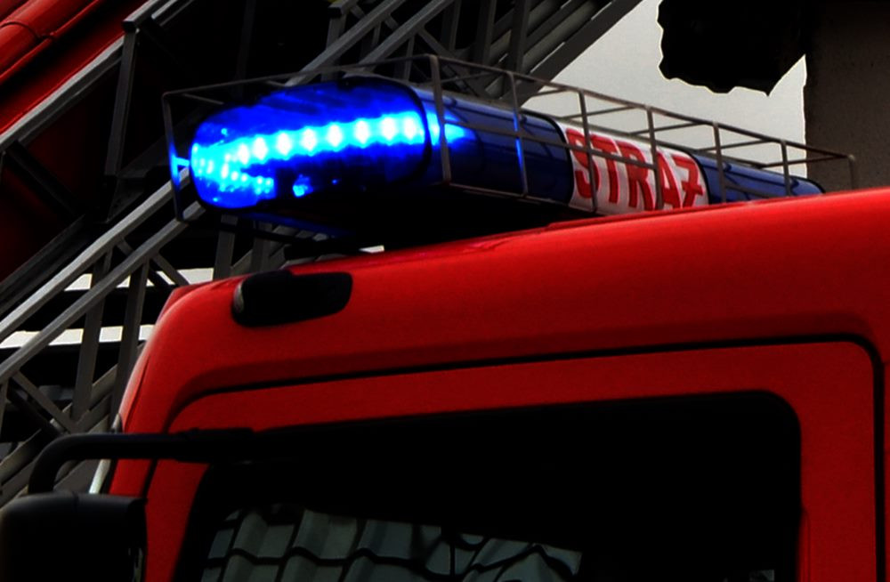 Tuchom. Pożar na terenie zakładu produkcyjnego. Jedna osoba trafiła do szpitala