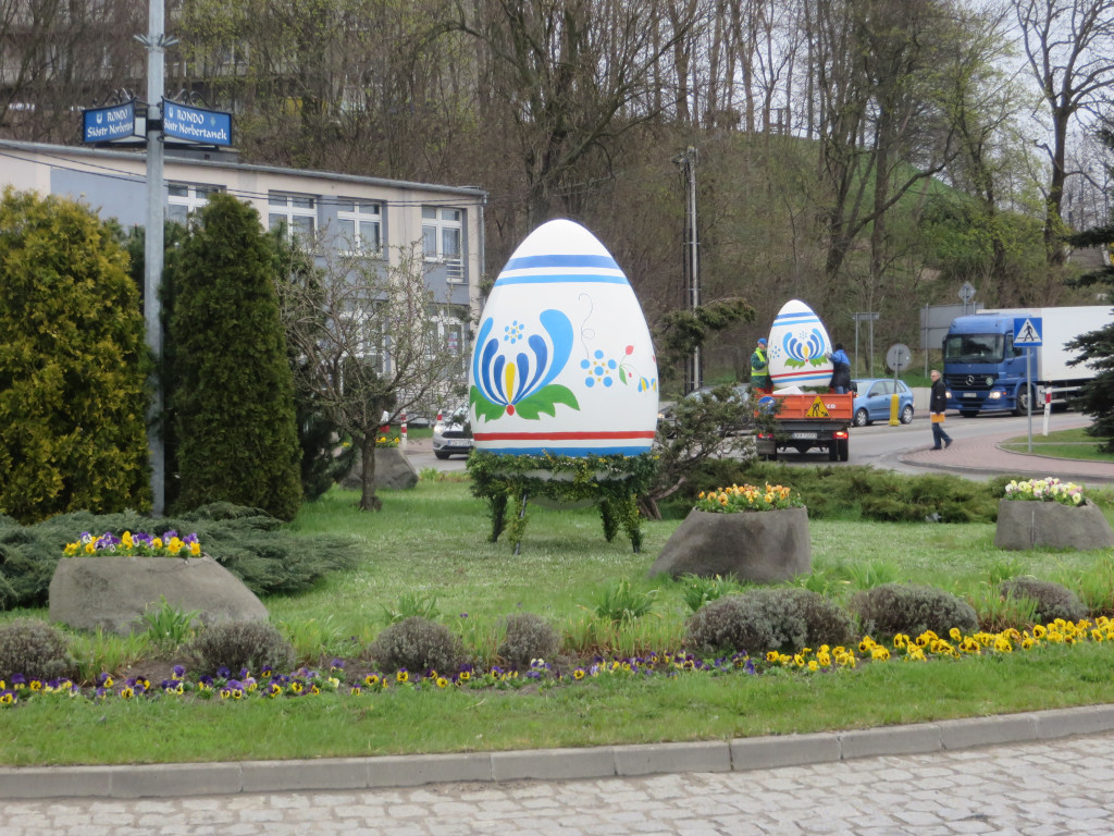 W Żukowie stanęły dwa wielkanocne jaja, a w Przodkowie 