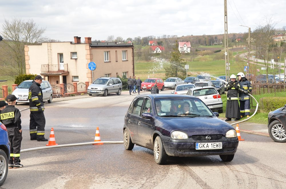Sianowo. Strażacki śmigus-dyngus. Tym razem głównie dla zmotoryzowanych