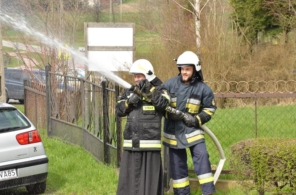 Sianowo. Strażacki śmigus-dyngus. Tym razem głównie dla zmotoryzowanych