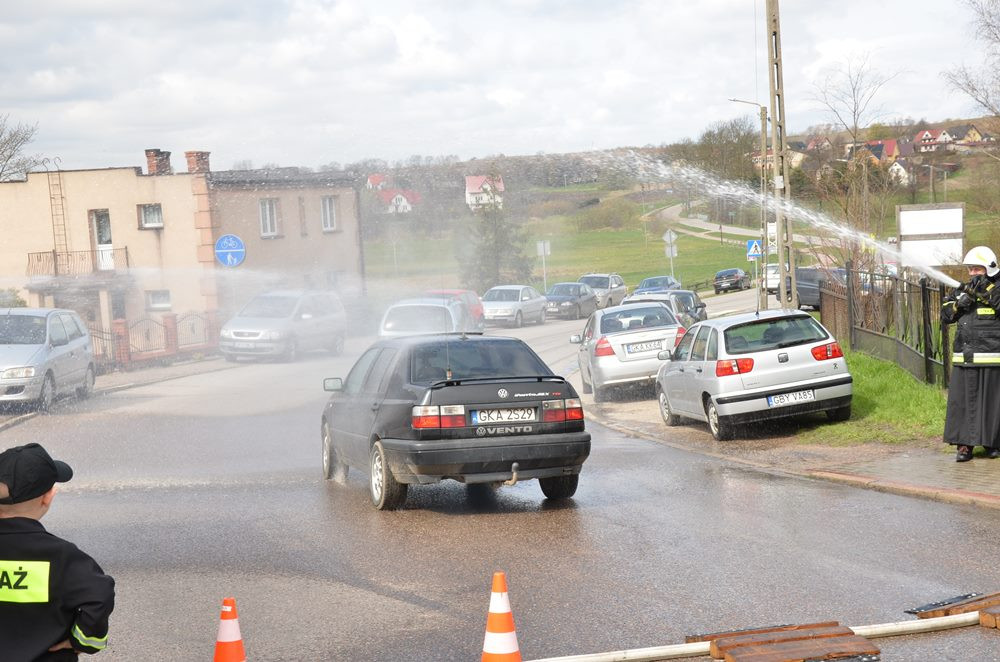 Sianowo. Strażacki śmigus-dyngus. Tym razem głównie dla zmotoryzowanych