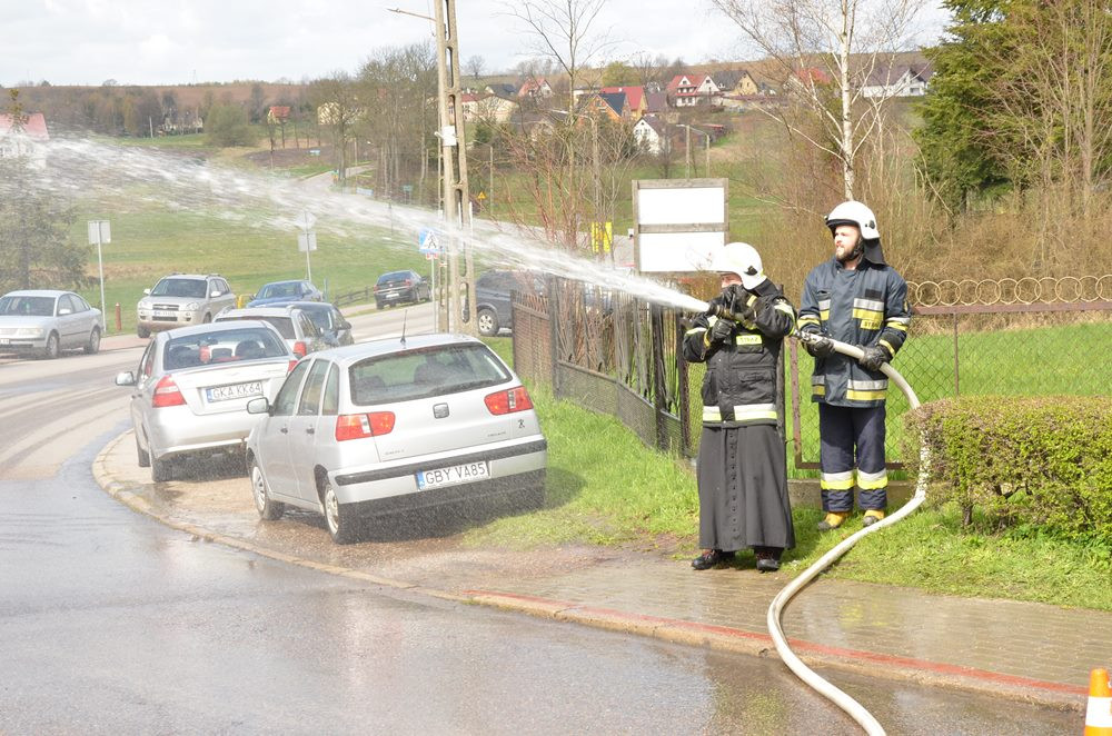 Sianowo. Strażacki śmigus-dyngus. Tym razem głównie dla zmotoryzowanych