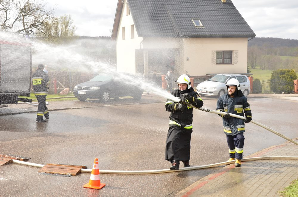 Sianowo. Strażacki śmigus-dyngus. Tym razem głównie dla zmotoryzowanych