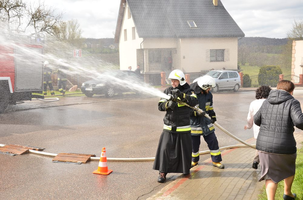 Sianowo. Strażacki śmigus-dyngus. Tym razem głównie dla zmotoryzowanych