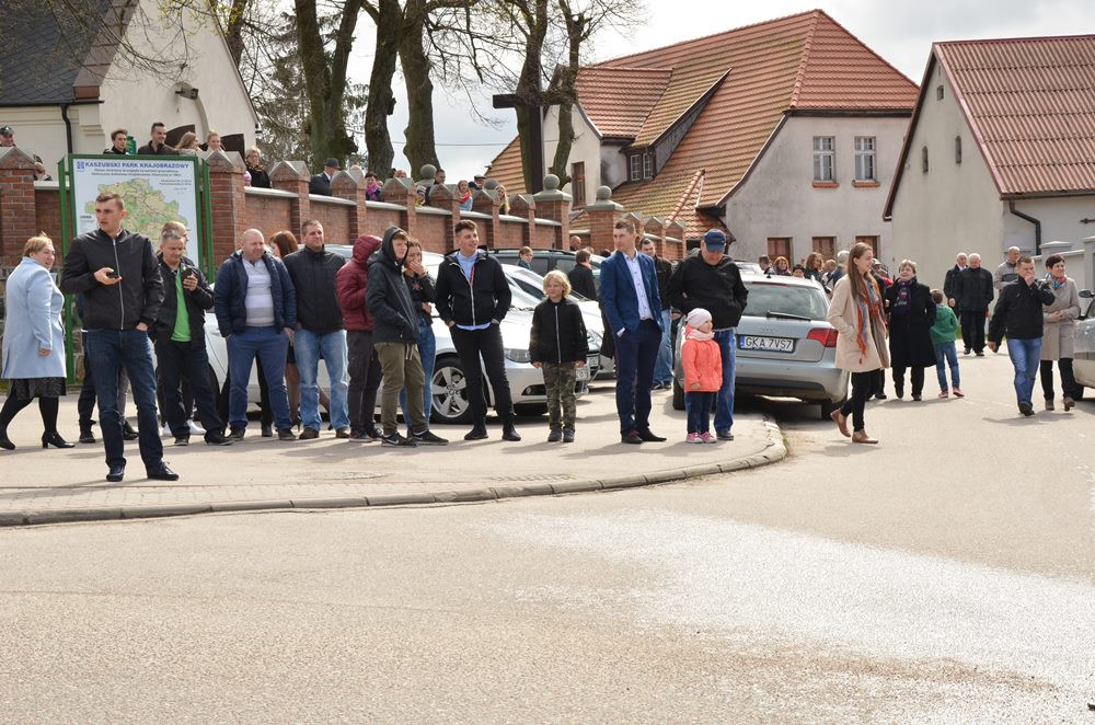 Sianowo. Strażacki śmigus-dyngus. Tym razem głównie dla zmotoryzowanych