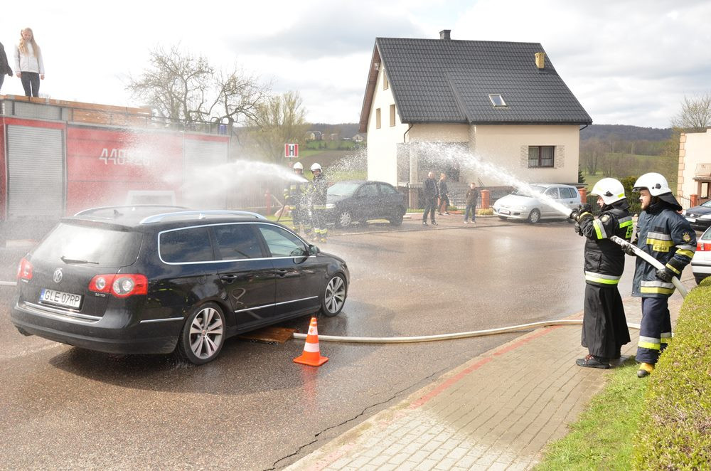 Sianowo. Strażacki śmigus-dyngus. Tym razem głównie dla zmotoryzowanych