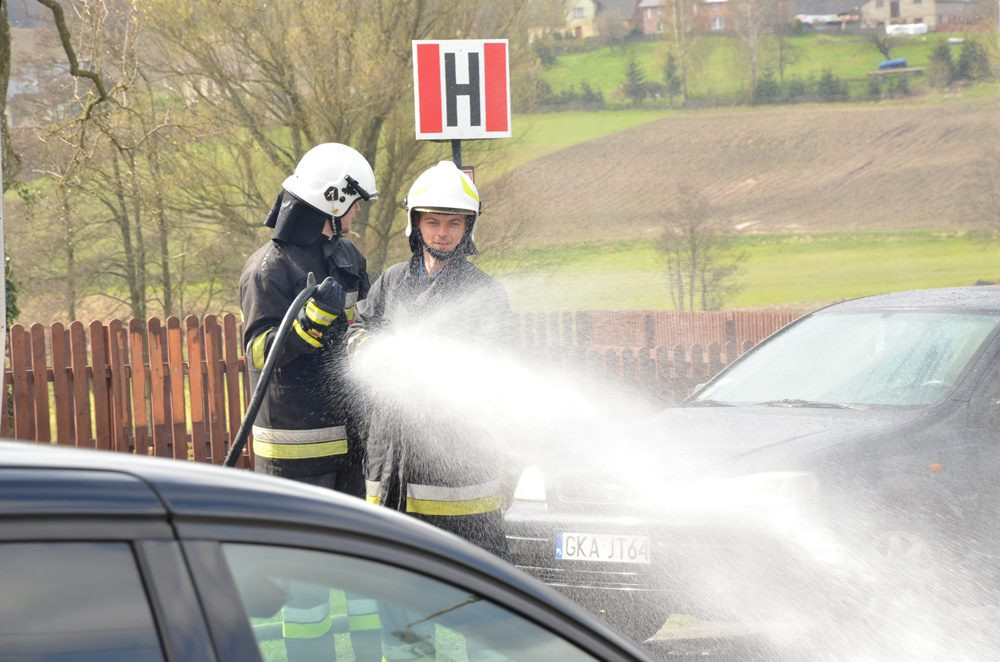 Sianowo. Strażacki śmigus-dyngus. Tym razem głównie dla zmotoryzowanych