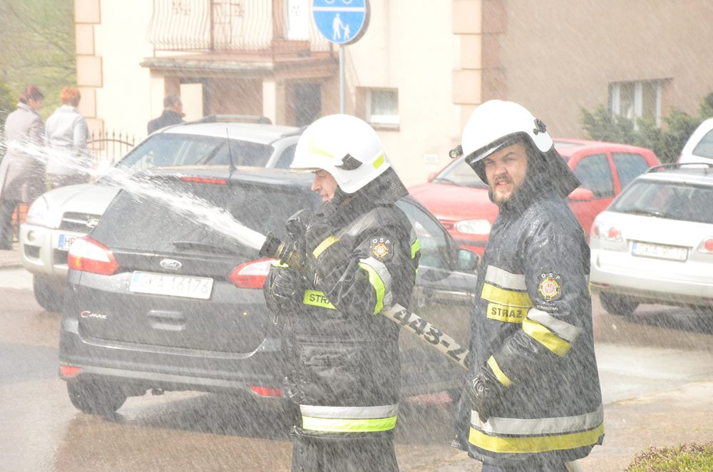 Sianowo. Strażacki śmigus-dyngus. Tym razem głównie dla zmotoryzowanych