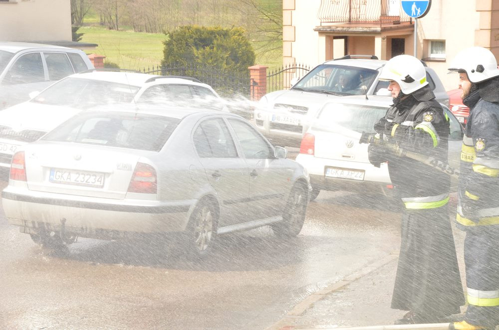 Sianowo. Strażacki śmigus-dyngus. Tym razem głównie dla zmotoryzowanych