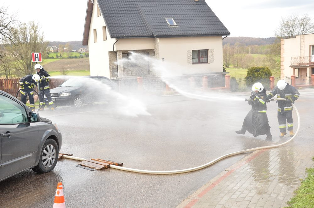 Sianowo. Strażacki śmigus-dyngus. Tym razem głównie dla zmotoryzowanych