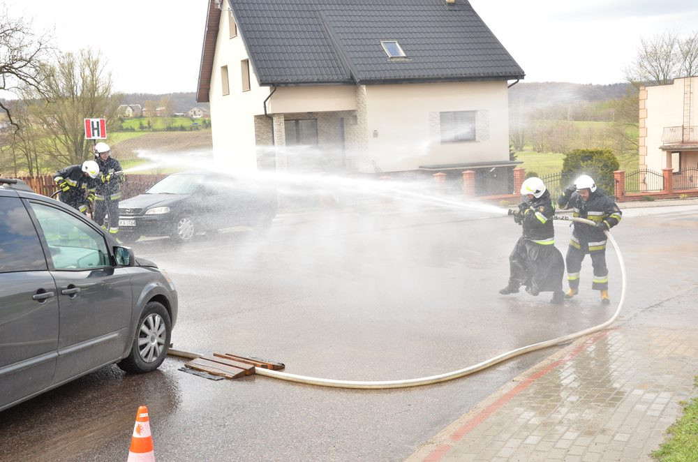 Sianowo. Strażacki śmigus-dyngus. Tym razem głównie dla zmotoryzowanych