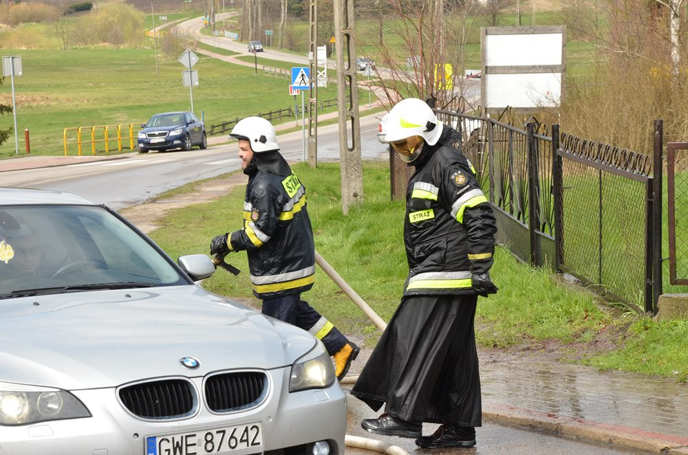 Sianowo. Strażacki śmigus-dyngus. Tym razem głównie dla zmotoryzowanych