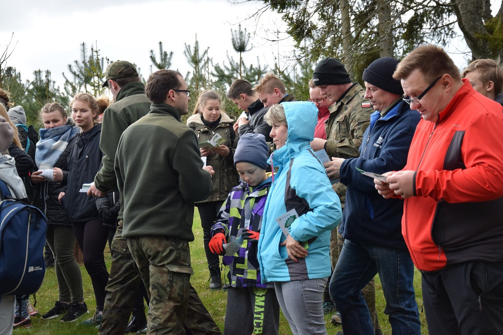 Akcja sadzenia drzew w mirachowskich lasach. Odtworzą drzewostan zniszczony przez kornika