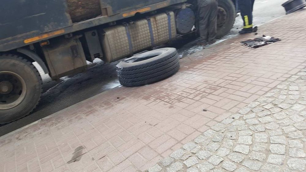 Sierakowice. W ciężarówce wystrzeliła opona, doszło do pożaru