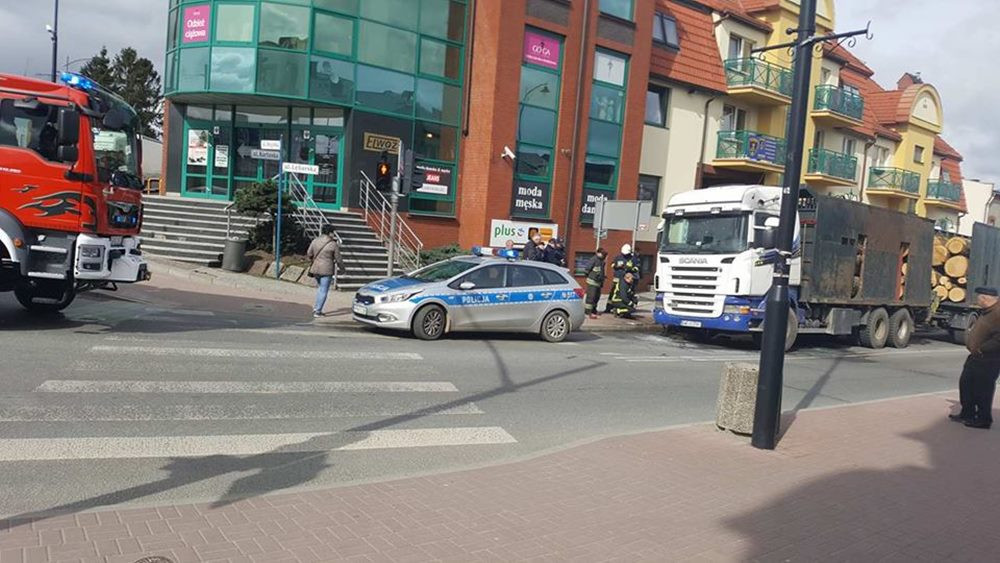 Sierakowice. W ciężarówce wystrzeliła opona, doszło do pożaru