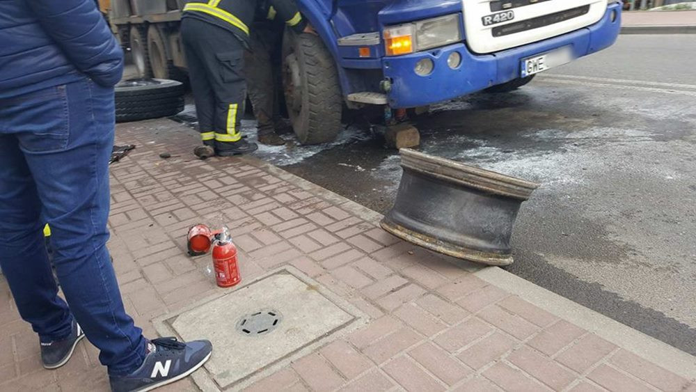 Sierakowice. W ciężarówce wystrzeliła opona, doszło do pożaru