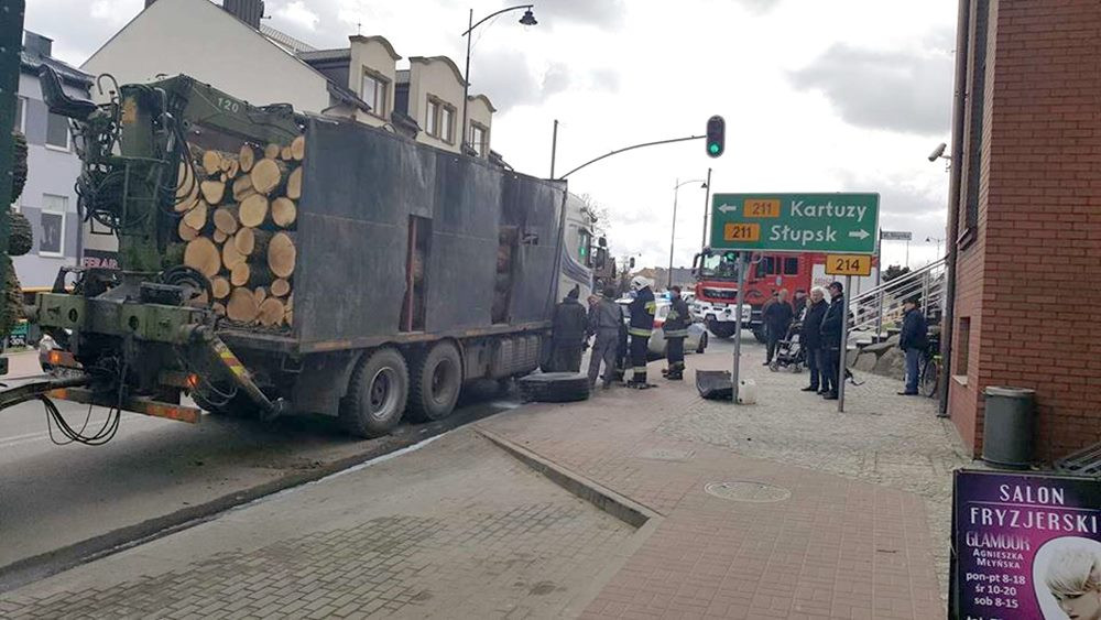 Sierakowice. W ciężarówce wystrzeliła opona, doszło do pożaru