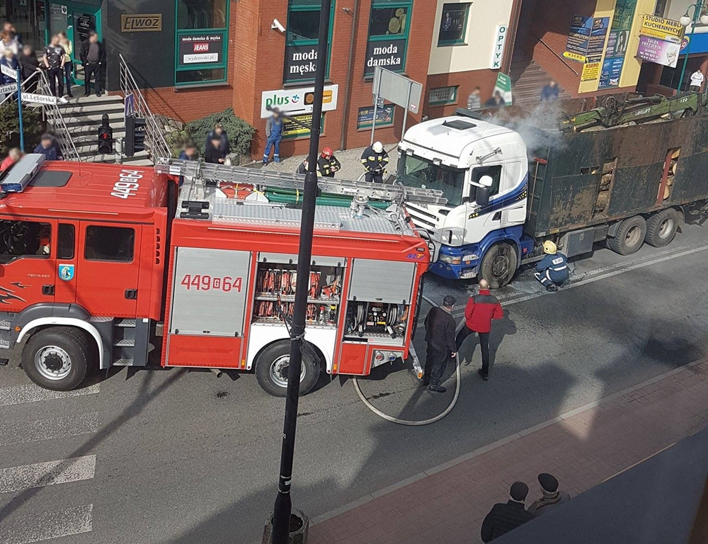 Sierakowice. W ciężarówce wystrzeliła opona, doszło do pożaru