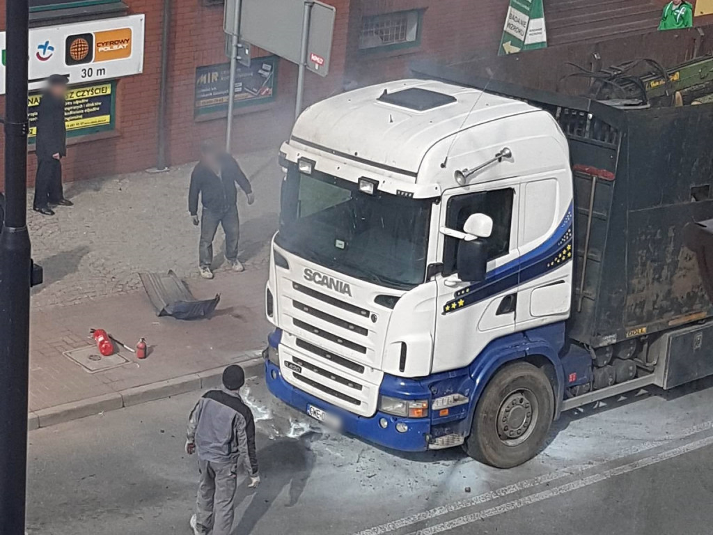 Sierakowice. W ciężarówce wystrzeliła opona, doszło do pożaru