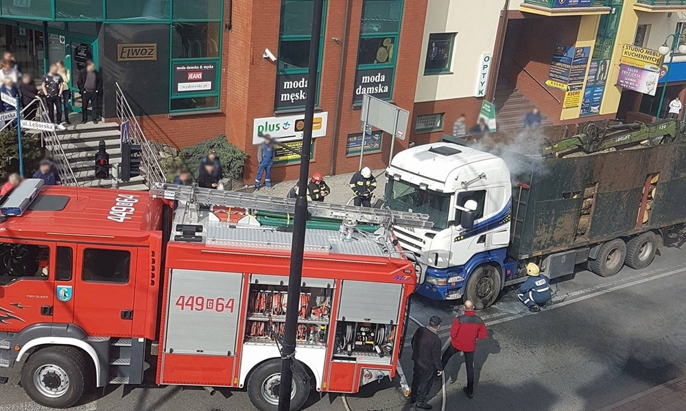 Sierakowice. W ciężarówce wystrzeliła opona, doszło do pożaru