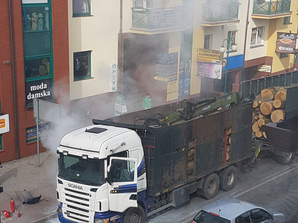 Sierakowice. W ciężarówce wystrzeliła opona, doszło do pożaru