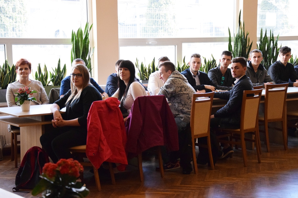 Uczniowie ze szkół powiatu przez pół roku oddali prawie 200 litrów krwi. 