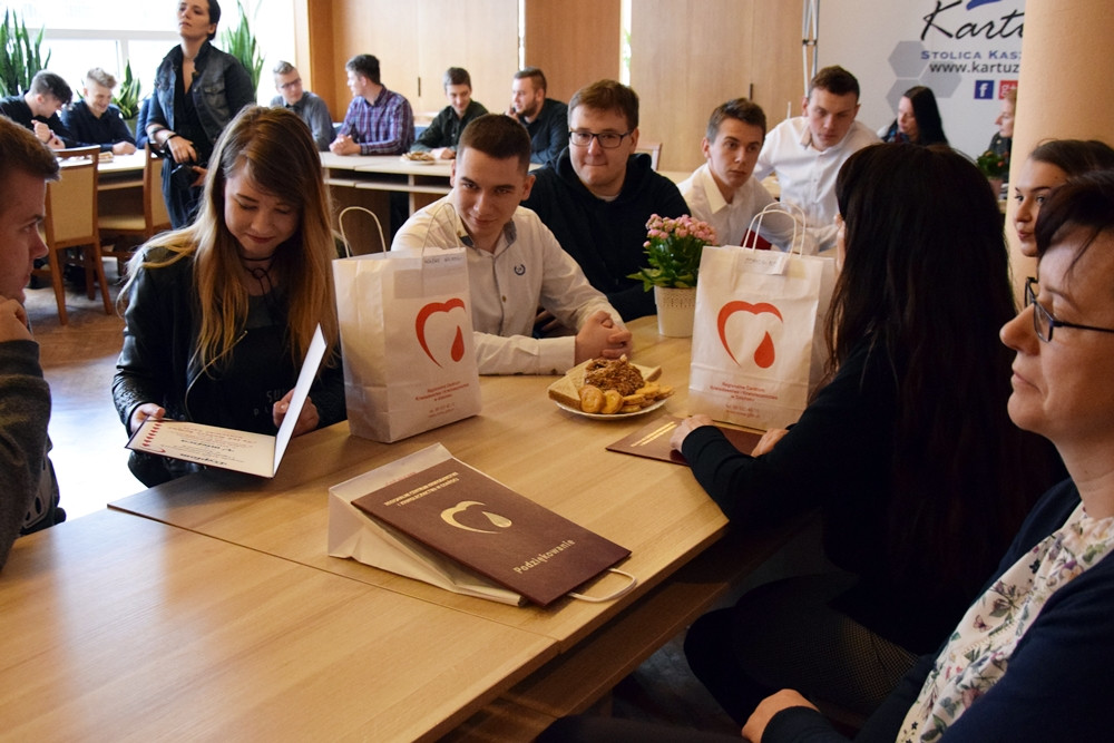 Uczniowie ze szkół powiatu przez pół roku oddali prawie 200 litrów krwi. 