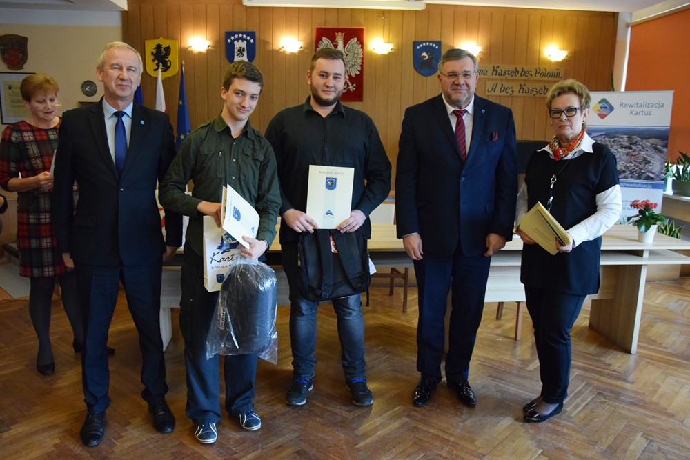 Uczniowie ze szkół powiatu przez pół roku oddali prawie 200 litrów krwi. 