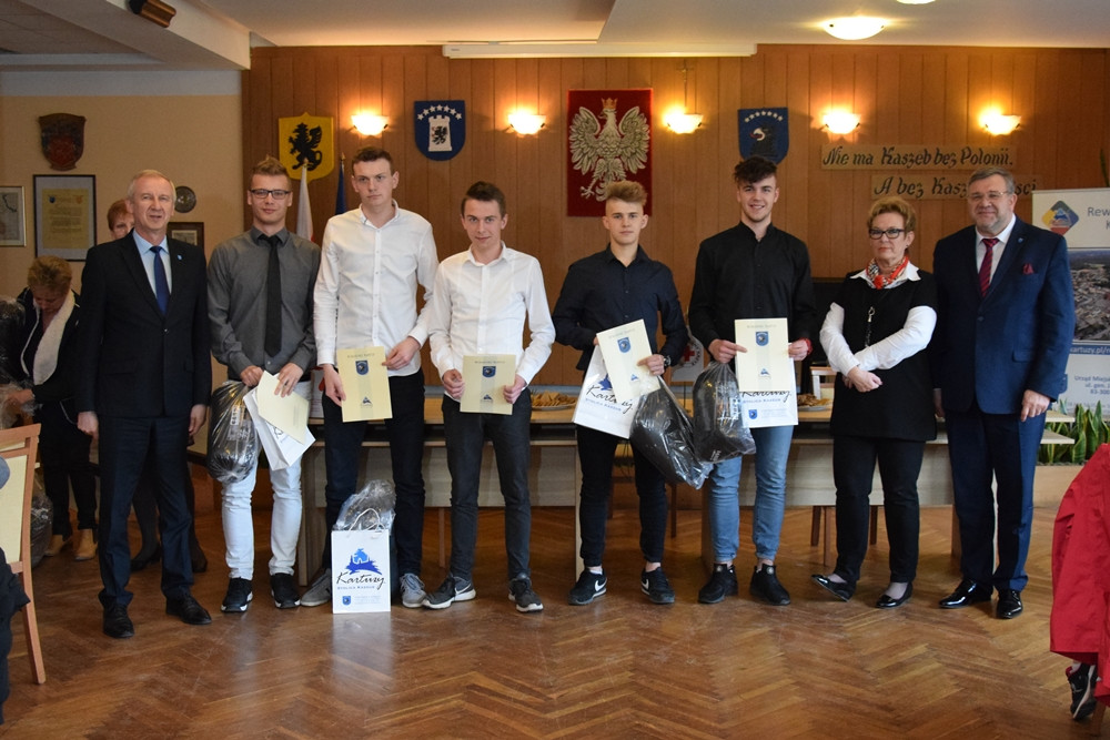 Uczniowie ze szkół powiatu przez pół roku oddali prawie 200 litrów krwi. 