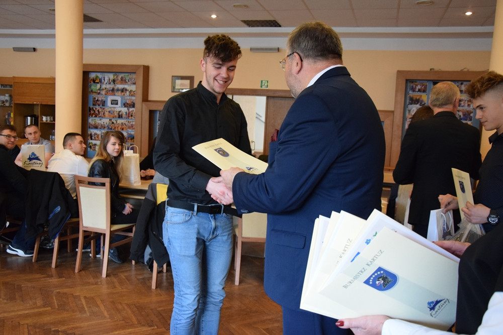 Uczniowie ze szkół powiatu przez pół roku oddali prawie 200 litrów krwi. 