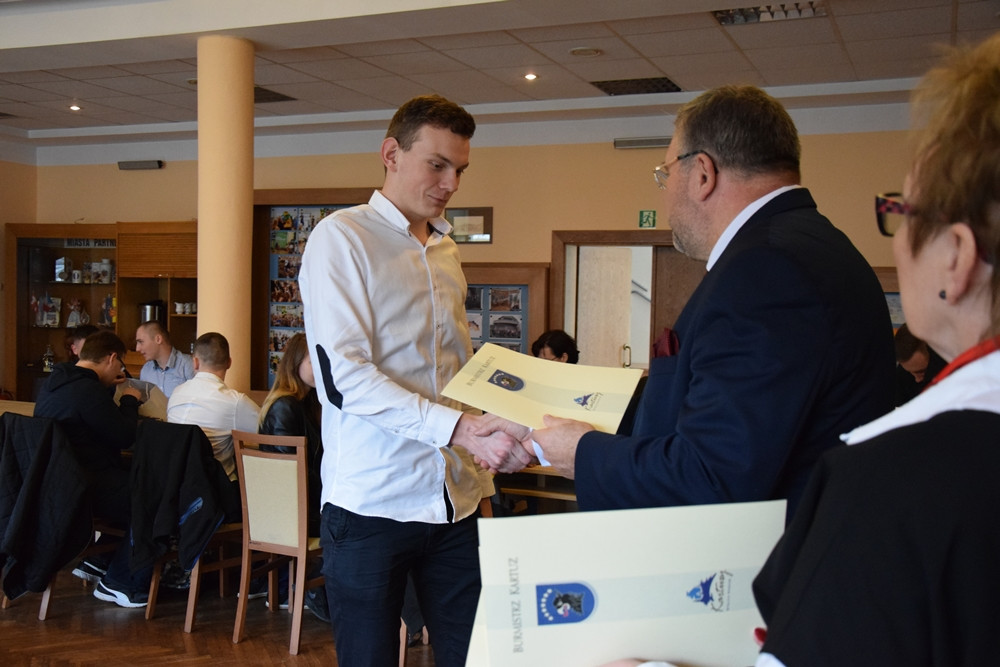 Uczniowie ze szkół powiatu przez pół roku oddali prawie 200 litrów krwi. 