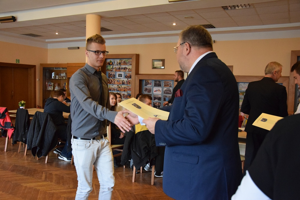 Uczniowie ze szkół powiatu przez pół roku oddali prawie 200 litrów krwi. 