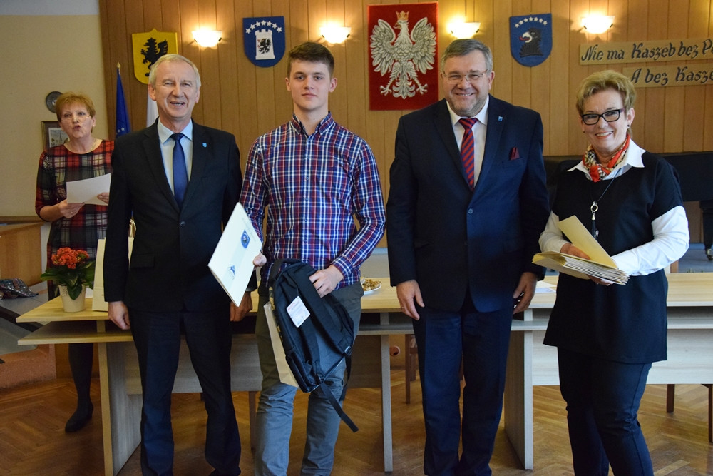 Uczniowie ze szkół powiatu przez pół roku oddali prawie 200 litrów krwi. 